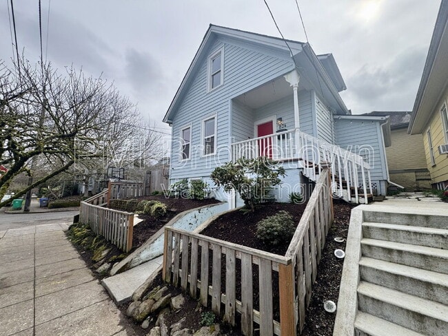 Building Photo - 834 NE Shaver St
