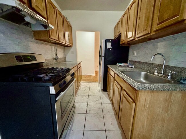 Building Photo - 30 Dongan Pl