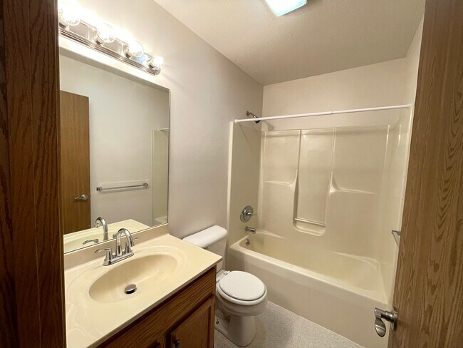 Baño completo - 2829 Burgundy Dr