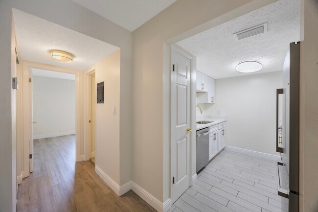 Photo - 3111 W Horatio St Apartment