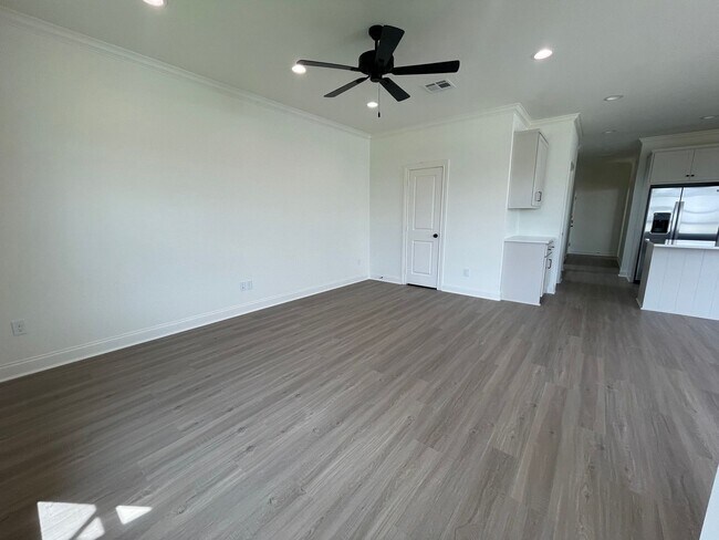 Foto del edificio - Luxurious NEW CONSTRUCTION 4/4.5 Home Near Baylor Campus!