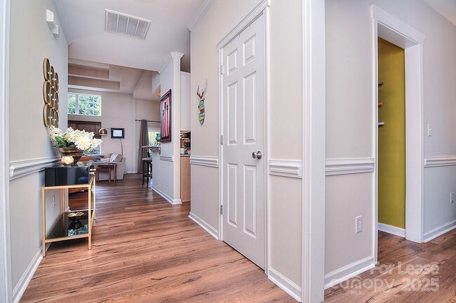 Building Photo - 1116 Sarandon Dr