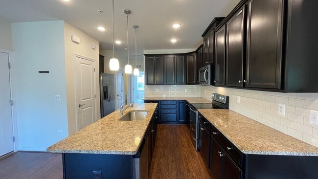 Building Photo - Upper level 3BR condo