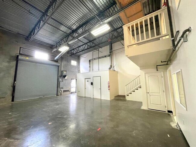 Building Photo - 94-1388-1388 Moaniani St
