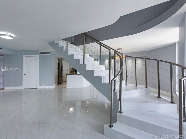Foto del edificio - 6767 Collins Ave