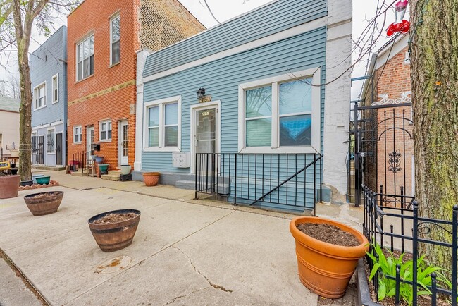 Building Photo - 2107 W Cullerton St