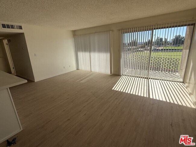 Foto del edificio - 10200 De Soto Ave