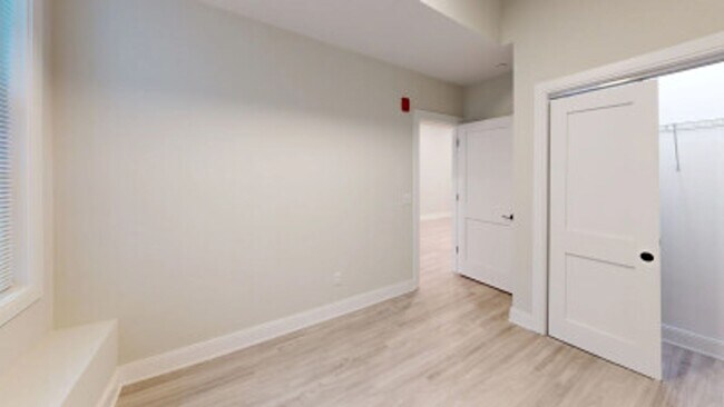 Foto del edificio - Newly Renovated Theater District 4 Bed/2 Bath + Office on Tremont Street.  Available 9/1.  NO BRO...