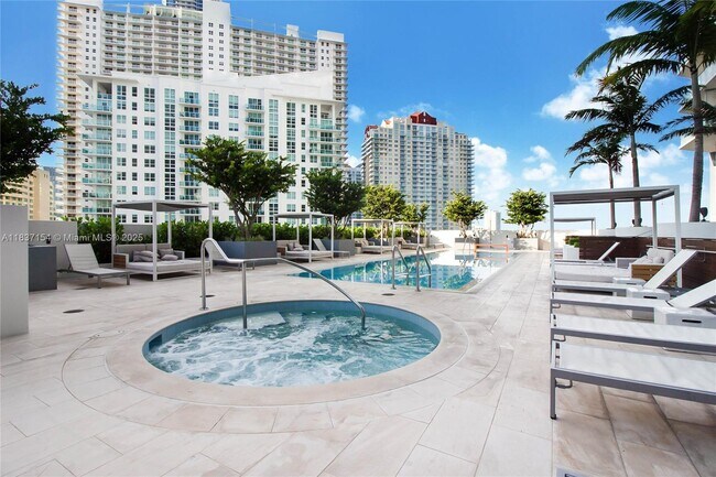 Foto del edificio - 1300 Brickell Bay Dr