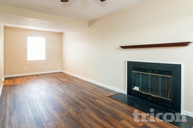 Building Photo - 438 Oakbrook Village Rd