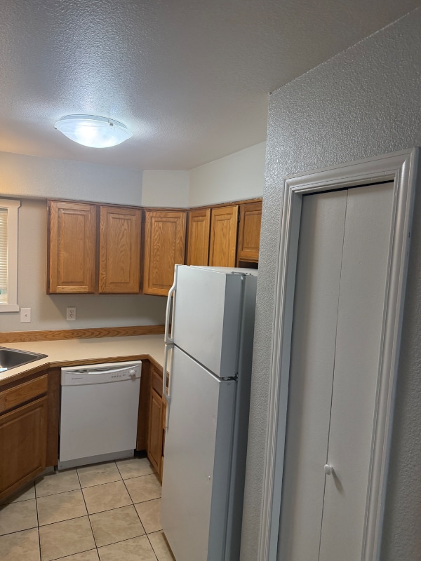Building Photo - 551 N Robin Cir
