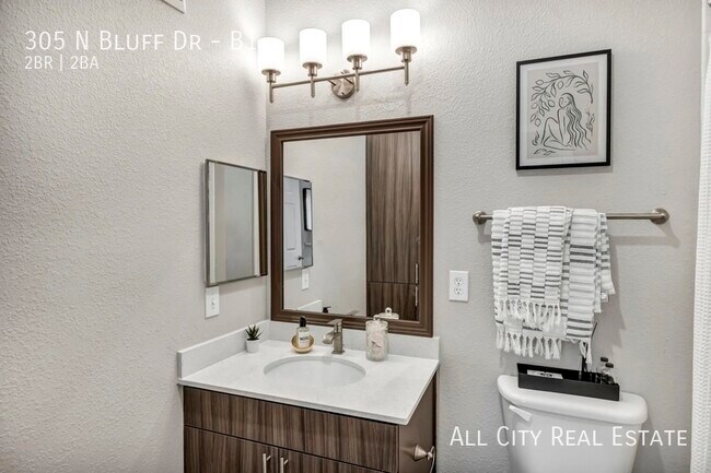 Foto del edificio - 305 N Bluff Dr