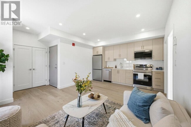 Building Photo - 184 Woodroffe Ave