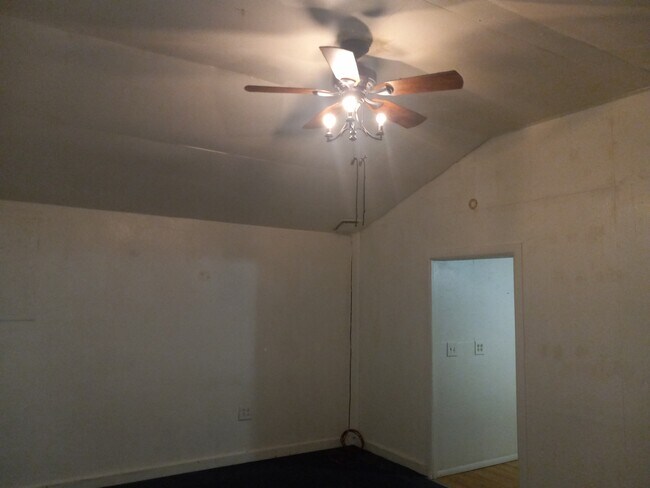 Foto del edificio - 4865 River Rd