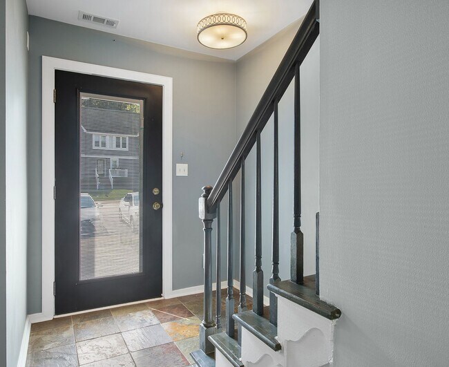 Foto del edificio - Charming 2-Bed, 2.5-Bath Home Steps from W...