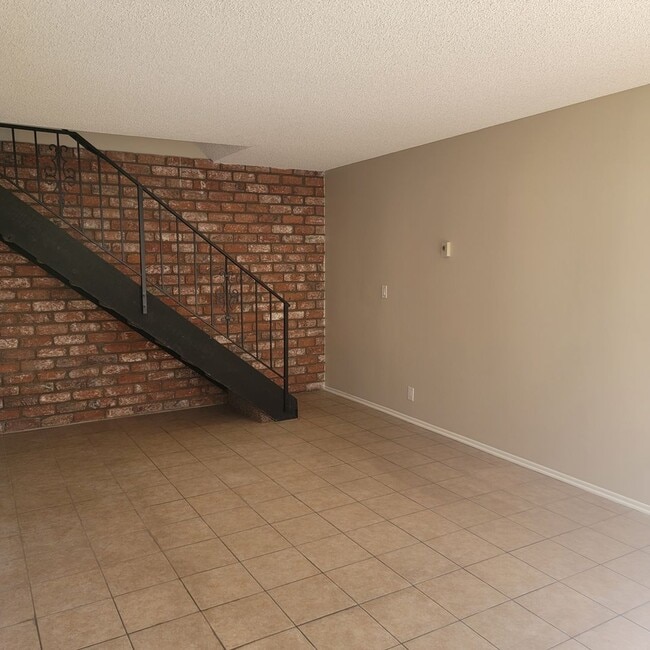 Building Photo - Townhouse Condo 2 + 1