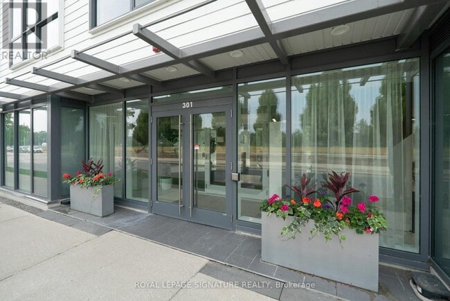 Photo du bâtiment - 301 Sea Ray Ave