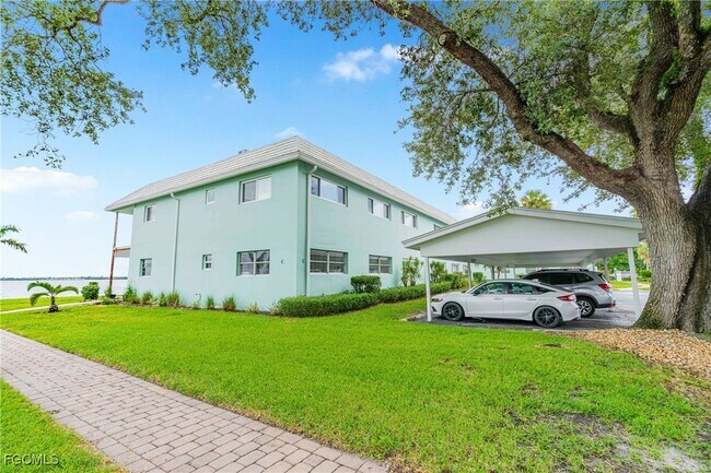 Foto del edificio - 3225 E Riverside Dr