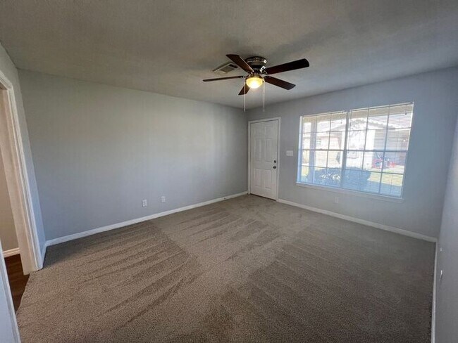 Building Photo - Pensacola - 2 Bedroom, 1 Bathroom - lawn care included