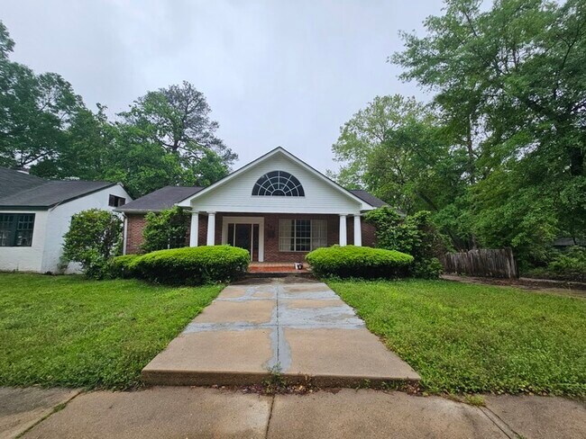 Building Photo - 901 Gillespie St