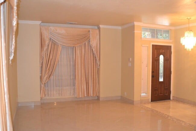 Foto del edificio - 12360 Hart Crest