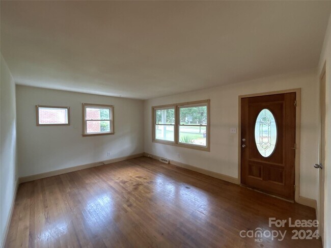 Building Photo - 1431 Woodhill Ln