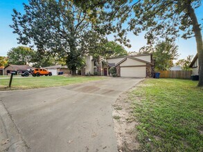 Building Photo - 8512 Meadow Dr