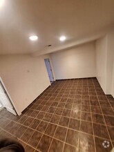 Building Photo - 560 Oak Ave