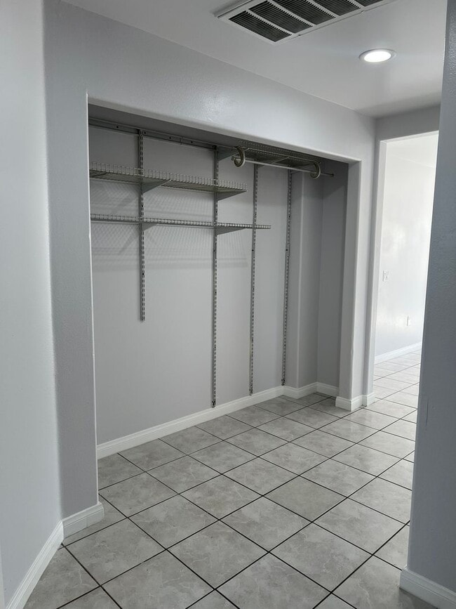 Building Photo - 1454 Gaviota Ave