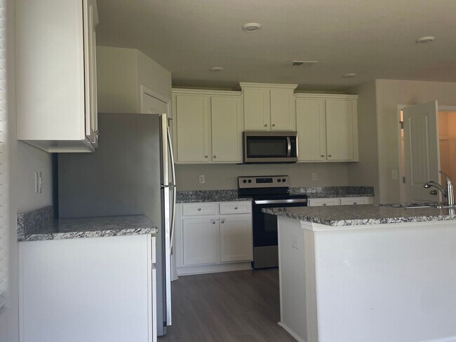 Foto del edificio - Spacious 3-bedroom with a massive Owner's Retreat and Dual Closets.