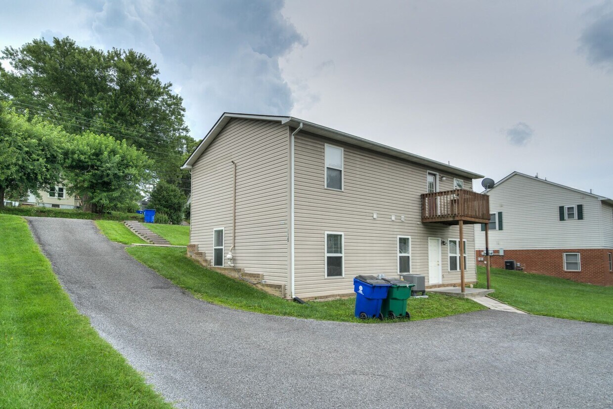 Primary Photo - Renovated 3-Bedroom, 2-Bath Duplex on Gile...