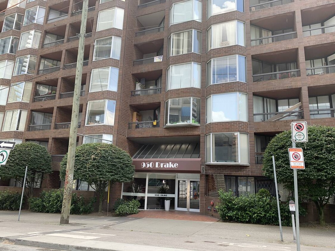 Primary Photo - 950 Drake St
