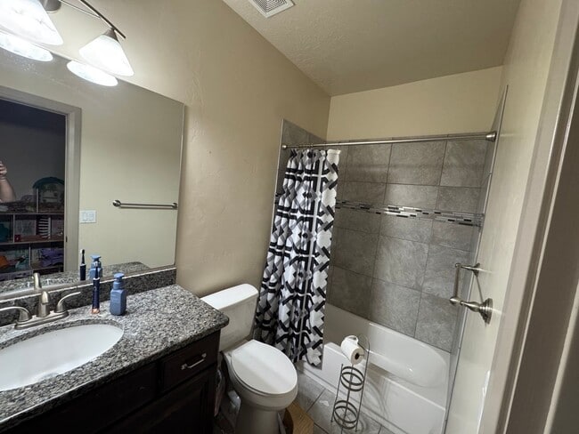 Building Photo - 6 Bed/4 Bath Home with Walkout Basement and Extra Storage! Fully Fenced!