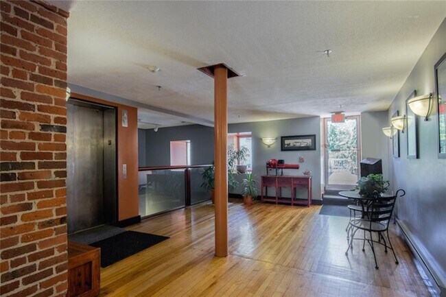 Foto del edificio - 494 Woonasquatucket Ave