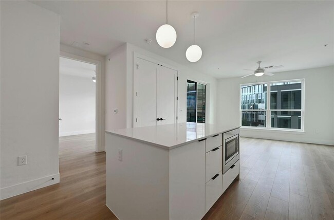 Foto del edificio - 1701 Simond Ave Ave