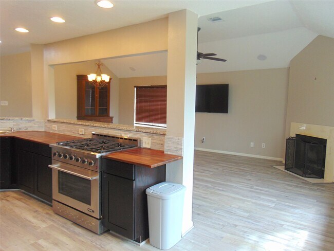 Foto del edificio - 1809 Edinburg Ave