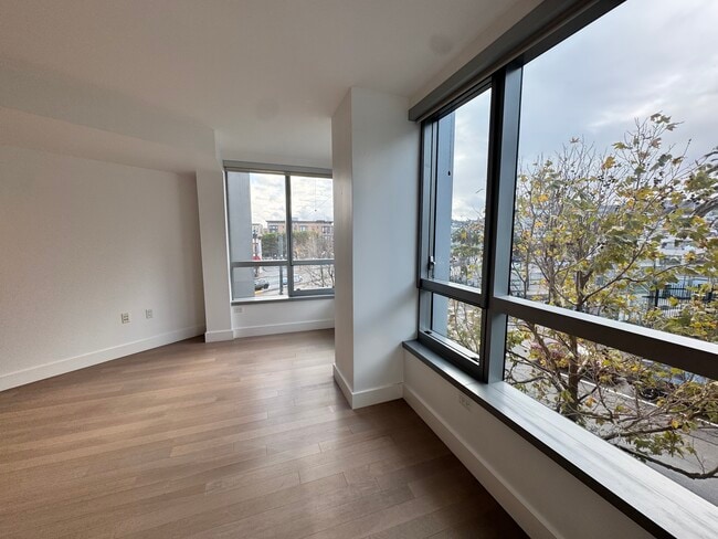 Building Photo - 8 Buchanan-301