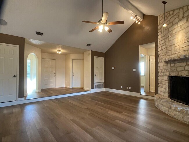 Foto del edificio - 427 Maple Run Dr