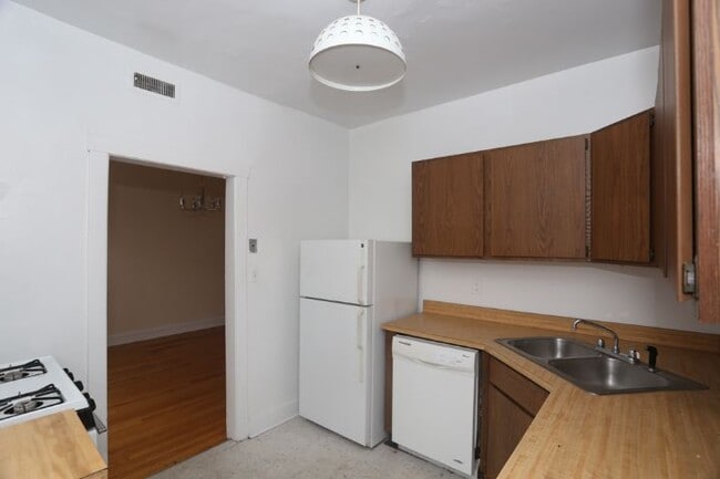 Building Photo - 3522 N Racine Ave