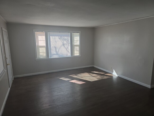 Building Photo - 3 bedroom 1 bath brick house off of farrow rd