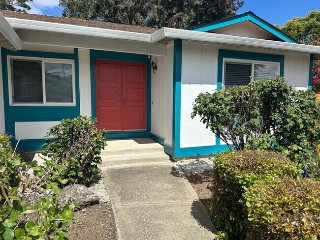 Building Photo - Lovely 3 Bed, 2 Bath in Pittsburg