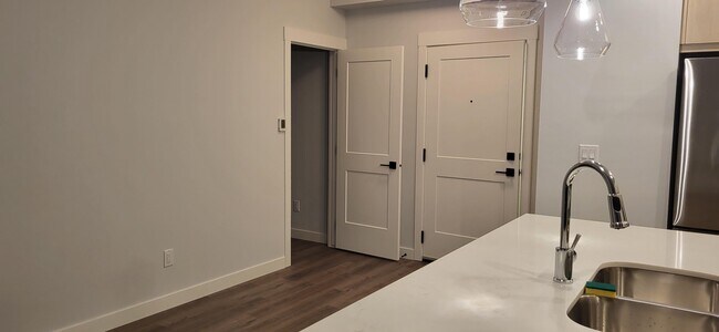 Building Photo - 2 Bed 2 Bath Unit in Calgary, AB