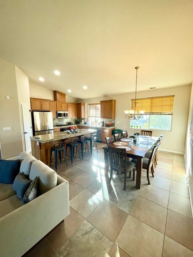 Building Photo - Modern, Newer, Spacious!