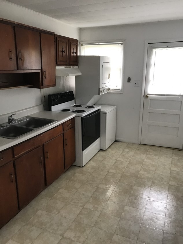 Kitchen - 48 Buttonwood Ave