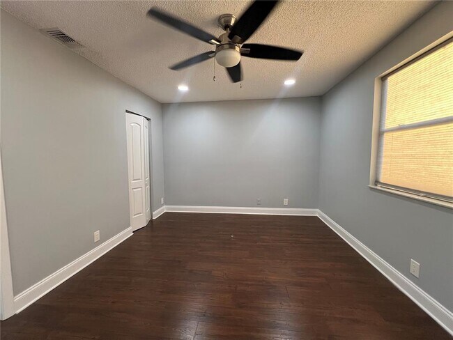 Foto del edificio - 5621 Riverside Dr