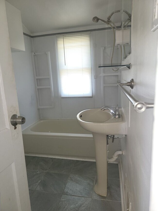 24577 Tuscany Ave Unit 2, Eastpointe, MI 48021 Room for Rent in Eastpointe, MI