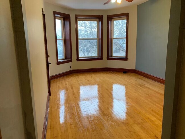 Foto del edificio - 2956 N Avers Ave