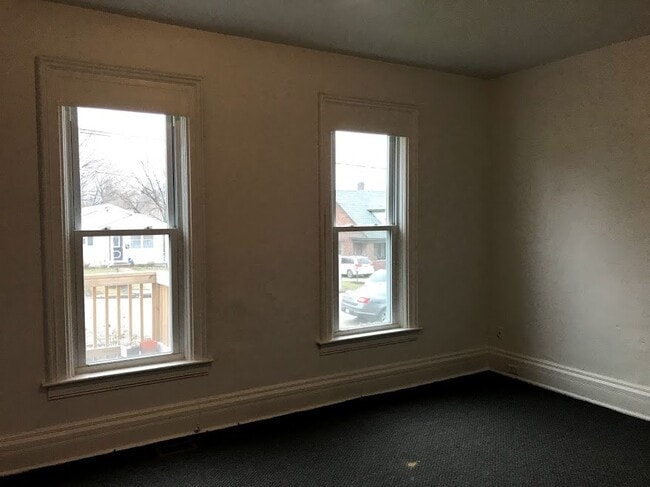 Building Photo - 423 Parade St