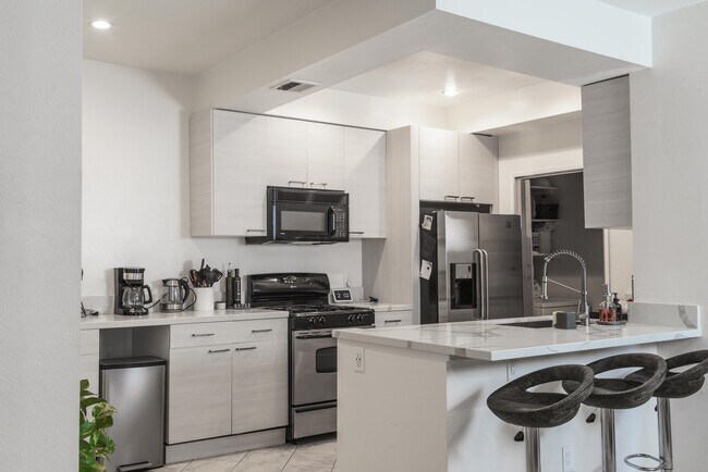 Cocina, electrodomésticos de acero inoxidable y despensa con lavadora/secadora. - 10021 Tabor Street