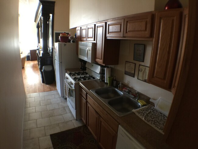 Foto del edificio - (2) Two Bed (1) One Bath Move In September...